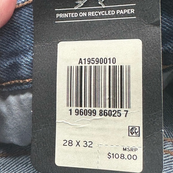 NWT Levi's® Premium
501® ‘90S WOMEN'S JEANS 28X32 - Picture 13 of 17